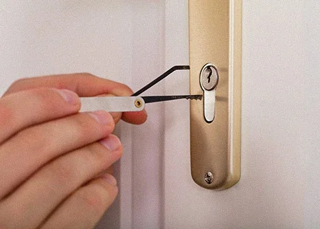 Öffnung einer Wohnungstür mit Spezialwerkzeug